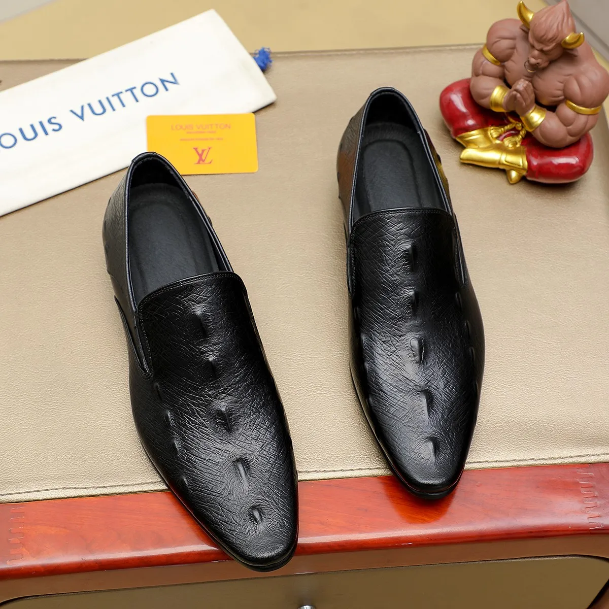 Men's shoes 💰540 💰 Louis Vuitton LV ® Autumn and Winter 🆕 models 🔛Full shoe counter First layer cowhide, 🐂leather lining casual shoes for men, super soft outsole, essential for driving. Counter synchronized original first layer cowhide completely 1:1 mold customization 🌹Top version, 2 colors optional! Number: 38-45 (37.46. Customized)
